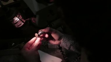 Takı iş. Gümüş Yüzük işlenmesi. Yakın çekim. 4k Uhd