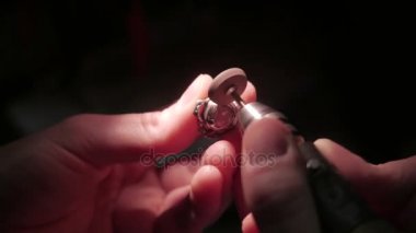 Takı iş. Gümüş Yüzük işlenmesi. Yakın çekim. 4k Uhd