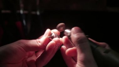 Takı iş. Gümüş Yüzük işlenmesi. Yakın çekim. 4k Uhd