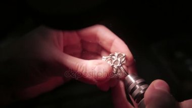 Takı iş. Gümüş Yüzük işlenmesi. Yakın çekim. 4k Uhd