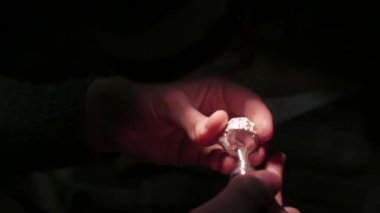 Takı iş. Gümüş Yüzük işlenmesi. Yakın çekim. 4k Uhd