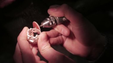 Takı iş. Gümüş Yüzük işlenmesi. Yakın çekim. 4k Uhd