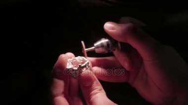 Takı iş. Gümüş Yüzük işlenmesi. Yakın çekim. 4k Uhd