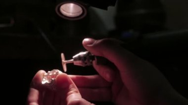 Takı iş. Gümüş Yüzük işlenmesi. Yakın çekim. 4k Uhd