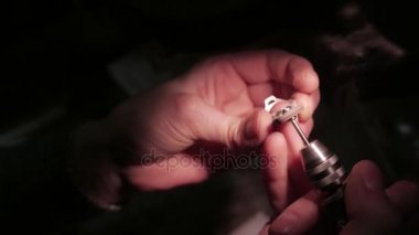 Takı iş. Gümüş Yüzük işlenmesi. Yakın çekim. 4k Uhd