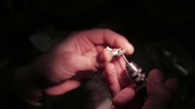 Takı iş. Gümüş Yüzük işlenmesi. Yakın çekim. 4k Uhd