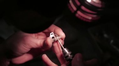 Takı iş. Gümüş Yüzük işlenmesi. Yakın çekim. 4k Uhd