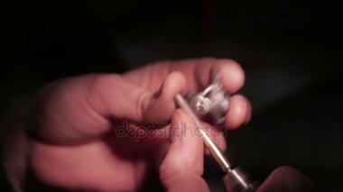 Takı iş. Gümüş Yüzük işlenmesi. Yakın çekim. 4k Uhd