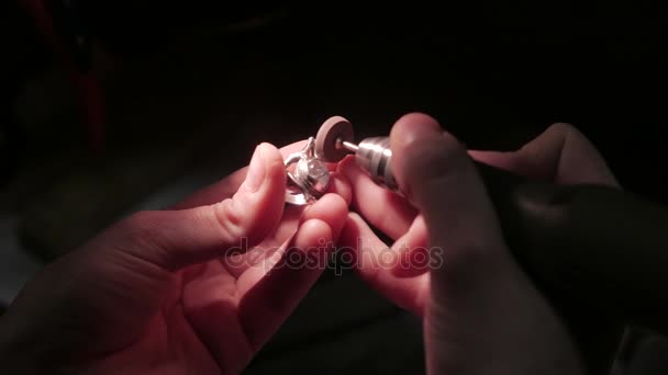 Sieraden werk. Verwerking van zilveren ring. Close-Up. 4k Uhd — Stockvideo