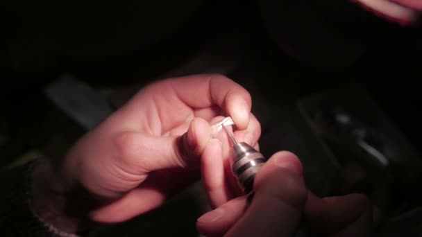 Šperky práce. Zpracování stříbrný prsten. Detail. 4k Uhd — Stock video