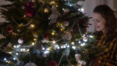 5adorable Teen kız ve bir Noel ağacı. 4k Uhd.