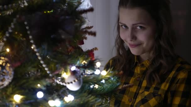 6adorable tonåring tjej och en julgran. 4k Uhd. — Stockvideo