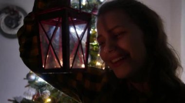 Genç kız ile bir fener. 4k Uhd