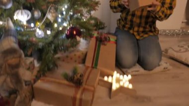 Güzellik kız Noel hediye kutusu açılır. 4k Uhd