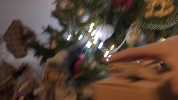 Menina beleza abre caixa de presente de Natal. 4K UHD — Vídeo de Stock