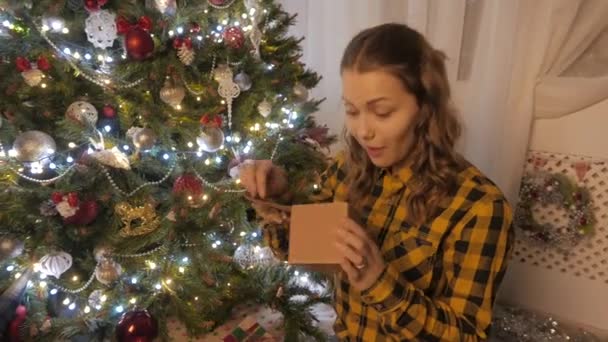 Skönhet flicka öppnar jul presentbox. 4k Uhd — Stockvideo