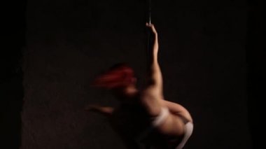 Direk dansı yapan kız. 4k Uhd