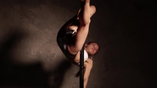 Une fille qui fait du pole dance. 4K UHD — Video