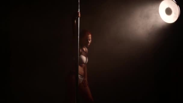 Une fille qui fait du pole dance. 4K UHD — Video