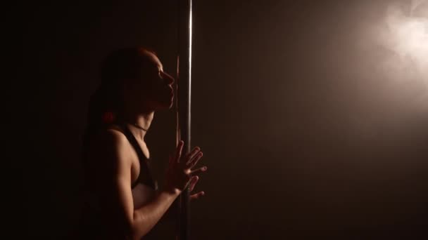 Mädchen beim Pole Dance. 4k uhd — Stockvideo