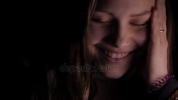 微笑し、笑うかわいい十代の少女のクローズ アップ。4 k Uhd — ストック動画