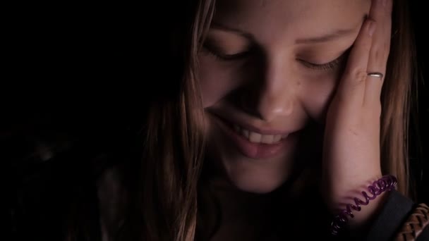 Gros plan de mignonne adolescente souriante et riante. 4K UHD — Video