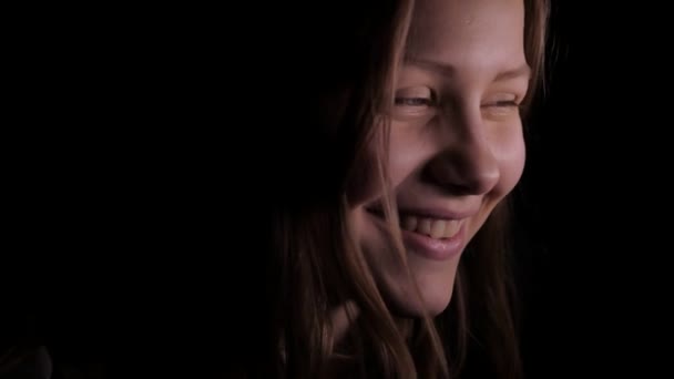 Detailní záběr roztomilé dospívající dívka usmívá a směje se. 4k Uhd — Stock video