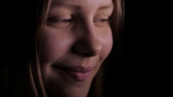 Close-up van schattige tiener meisje glimlachen en lachen. 4k Uhd — Stockvideo
