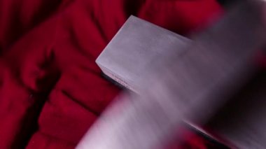 Bir whetstone mutfak bıçak bileme. 4k Uhd