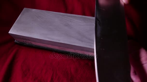 Afilar el cuchillo de cocina en una piedra de afilar. 4K UHD — Vídeo de stock