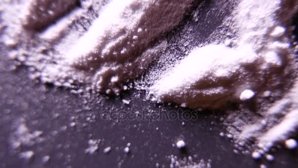 Tiras de pó branco. Cocaína ou outra droga em pó. 4K UHD — Vídeo de Stock