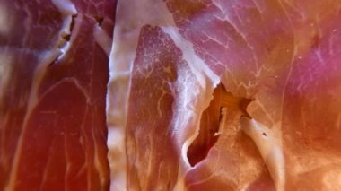 Aşırı closeup yemeğin lezzetli domuz jambon ince dilim. 4k Uhd