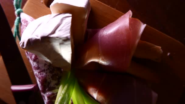 Closeup λεπτές φέτες ζαμπόν χοιρινό κρέας στο πιάτο με τυρί και χόρτα. 4k Uhd — Αρχείο Βίντεο