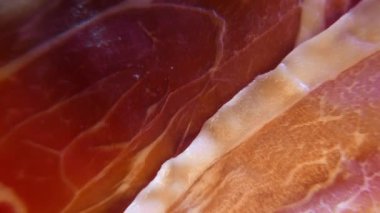 Aşırı closeup yemeğin lezzetli domuz jambon ince dilim. 4k Uhd