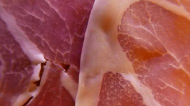 Aşırı closeup yemeğin lezzetli domuz jambon ince dilim. 4k Uhd