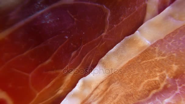 Extrema close-up de fatias finas de delicioso presunto de porco no prato. 4K UHD — Vídeo de Stock