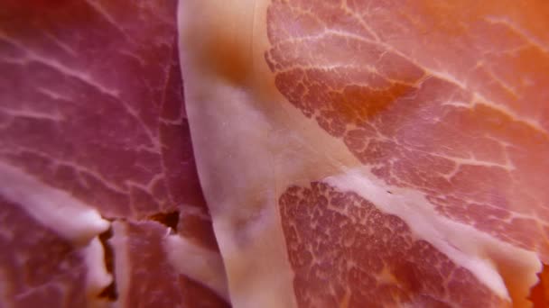 Extreme close-up van dunne plakjes van heerlijke varkensvlees ham op de schotel. 4k Uhd — Stockvideo