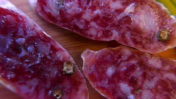 Macro de finas rebanadas de salami en el plato. 4K UHD — Vídeo de stock