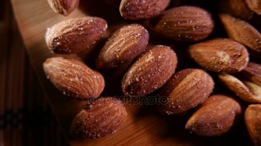 Badem ve tatlılar bir ahşap zemin üzerinde. Closeup 4k Uhd