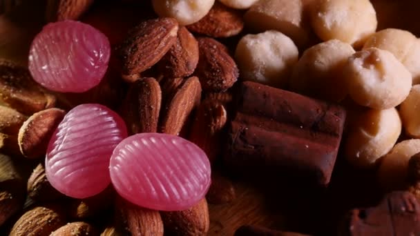 Mandeln und Süßigkeiten auf einem hölzernen Hintergrund. 4k uhd — Stockvideo