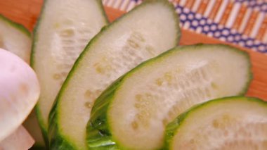 Taze salatalık dilimleri döner. 4k Uhd