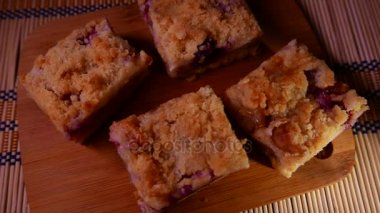 Tatlı kek bir plaka üzerinde. 4k Uhd