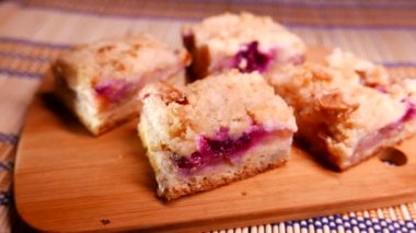 Tatlı kek bir plaka üzerinde. 4k Uhd