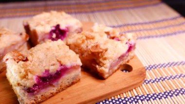 Tatlı kek bir plaka üzerinde. 4k Uhd