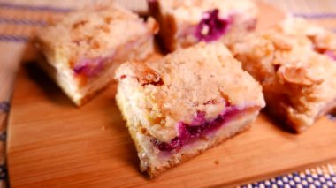 Tatlı kek bir plaka üzerinde. 4k Uhd