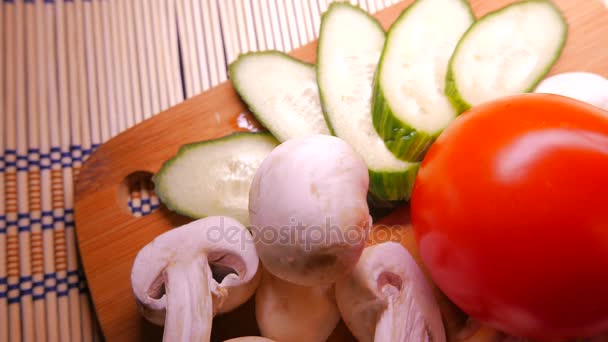 Primer plano de champiñones y verduras. 4K UHD — Vídeos de Stock