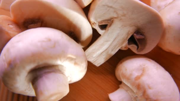 Gros plan de champignons et de légumes. 4K UHD 