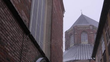 Eski kasaba kışın sokak. Blizzard. Riga, Letonya, 2017. 4k Uhd