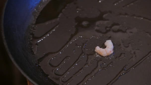 Primo piano di gamberetti fritti in una padella per friggere con olio. 4K UHD — Video Stock