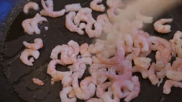 Fermer les crevettes frites dans une poêle à frire avec de l'huile. 4K UHD — Video